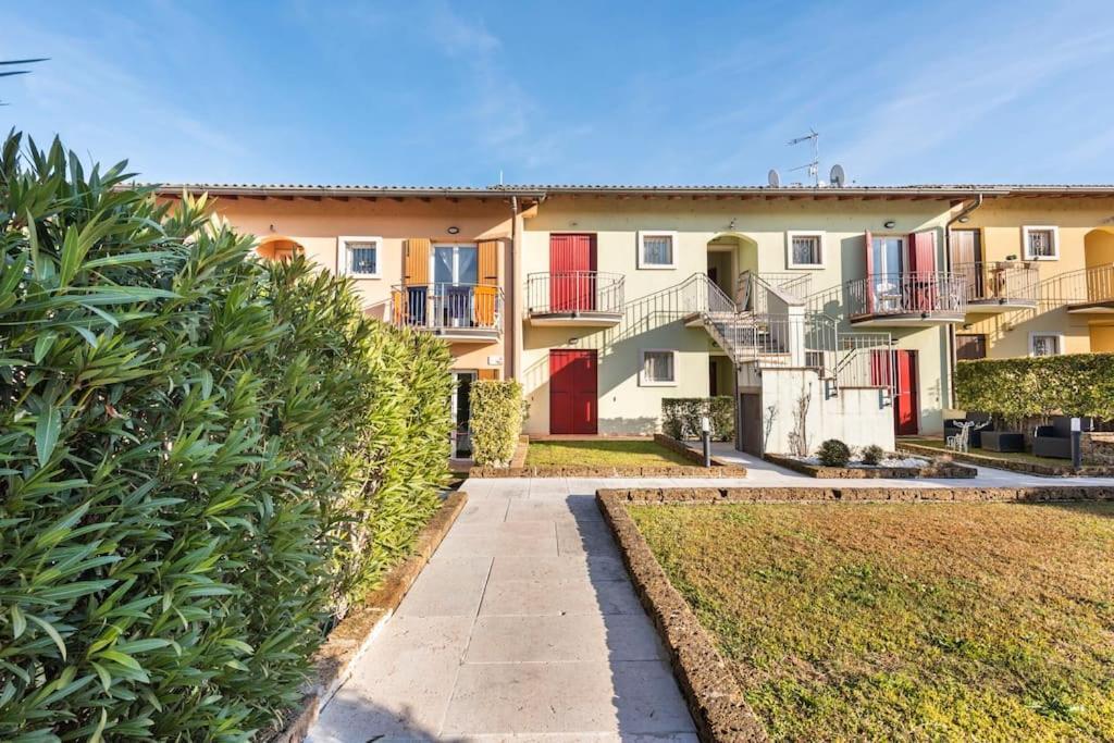 Oliva Apartment - Featuring A Private Garden And Access To A Pool Barcuzzi Exterior photo